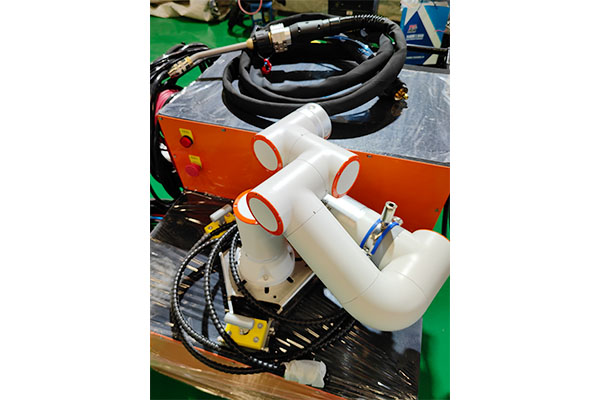 What are the advantages of intelligent welding robots compared with traditional welding methods?