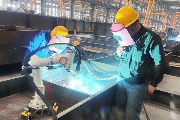 What traditional welding problems can smart welding collaborative robots solve?